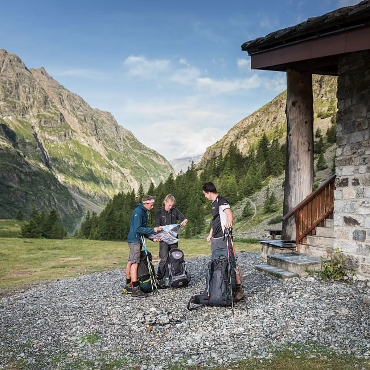 randonneurs devant le refuge du Pré de Chaumette