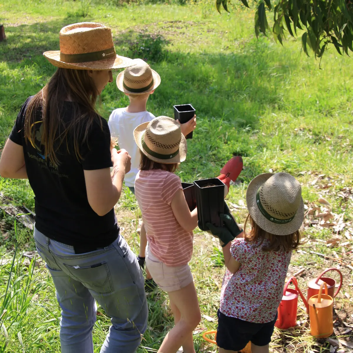 Activité enfant Les mains dans la terre