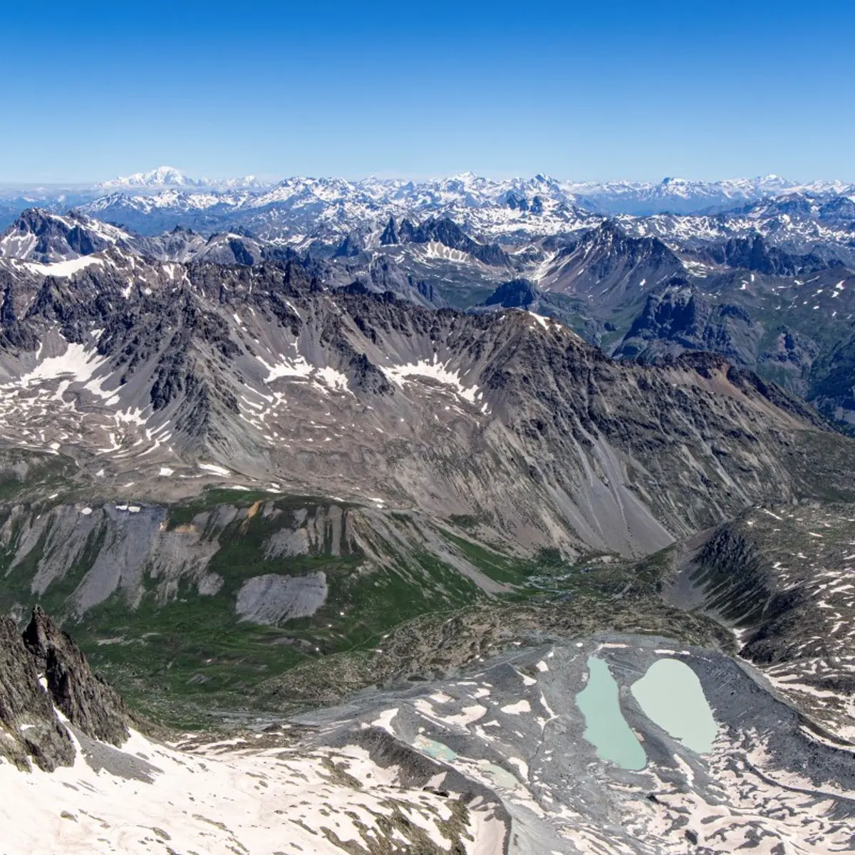 Panorama du sommet du pic du Glacier Blanc vers les lacs d'Arsine et le Mont Blanc.