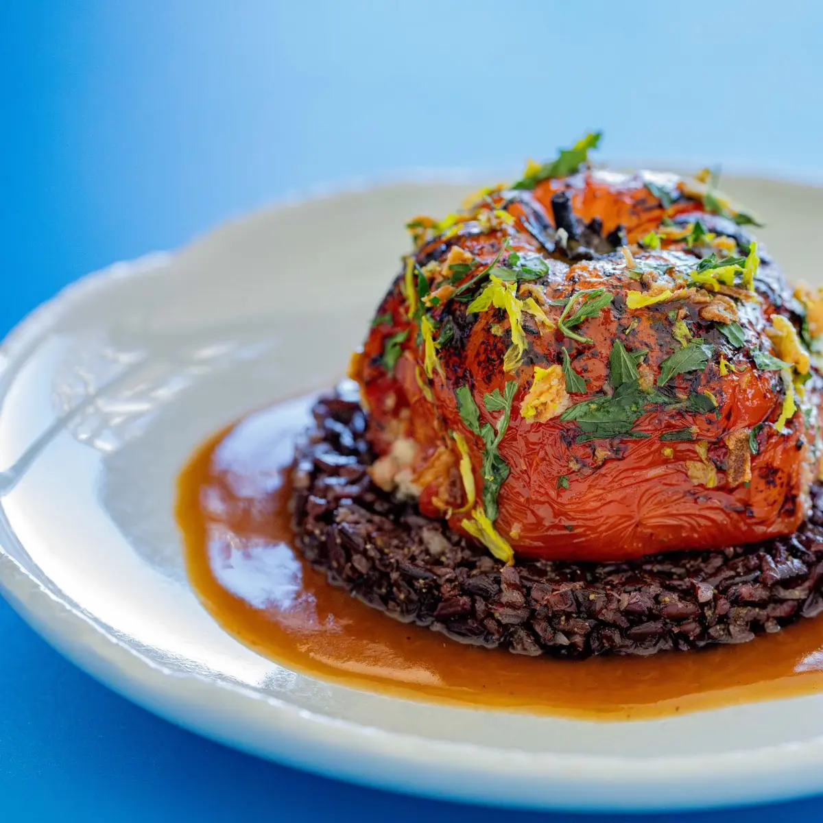 tomate farcie sur lit de riz sauvage