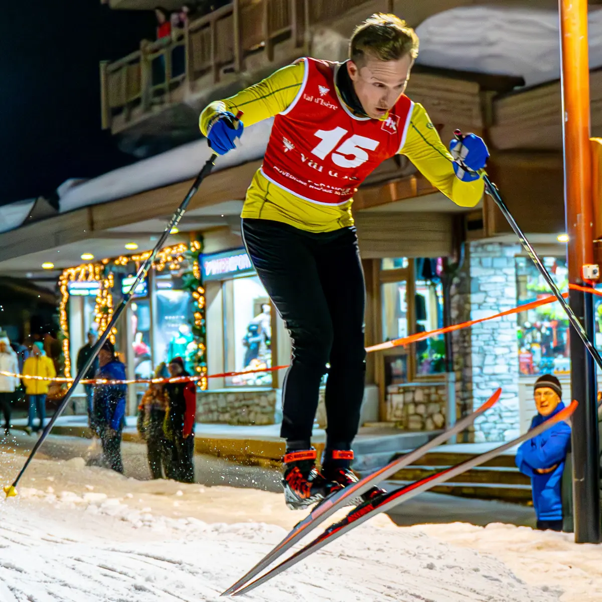 Skieur lors de la cours de ski de fond nocturne à Val d'Isère