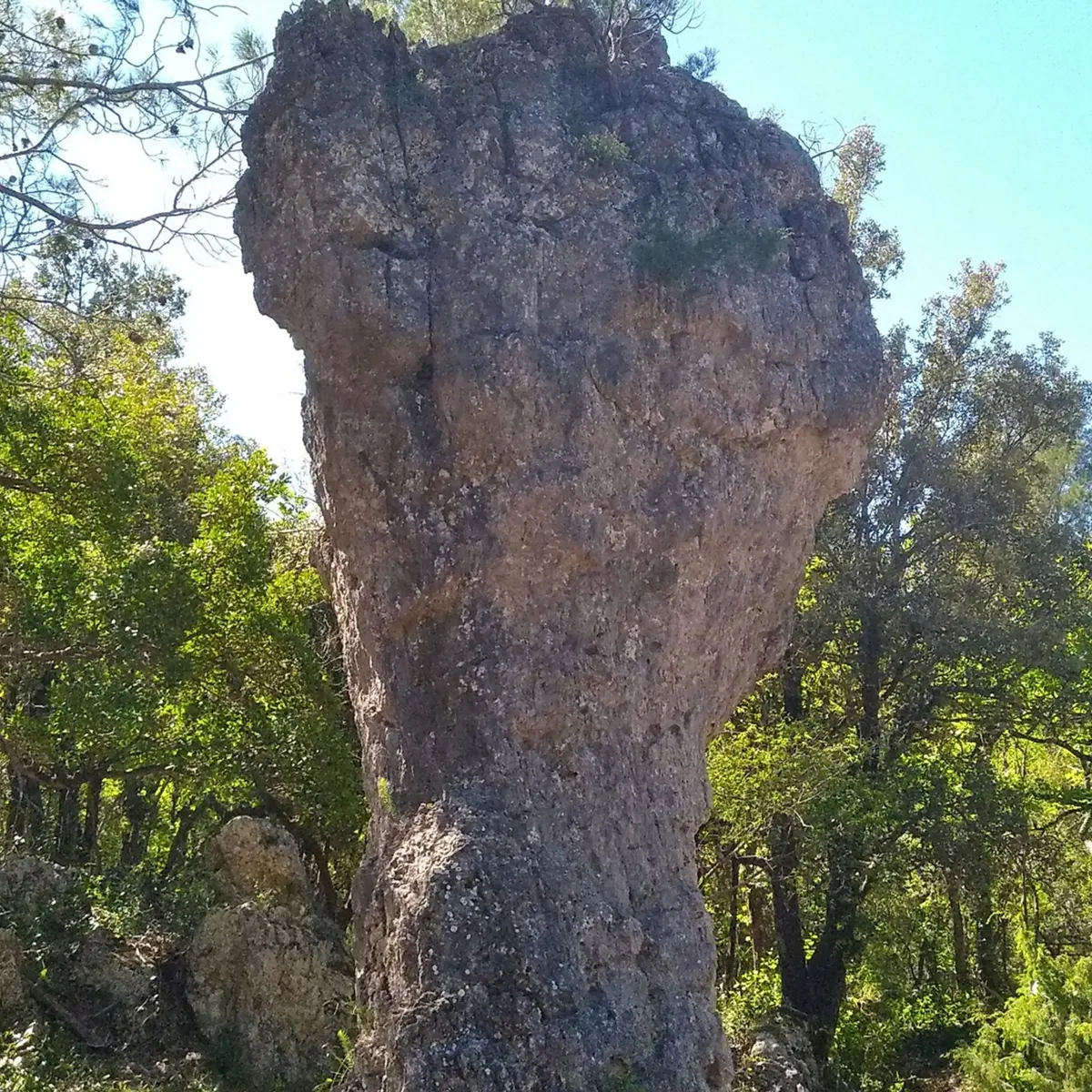 Grand rocher type aiguille aux abords du sentier