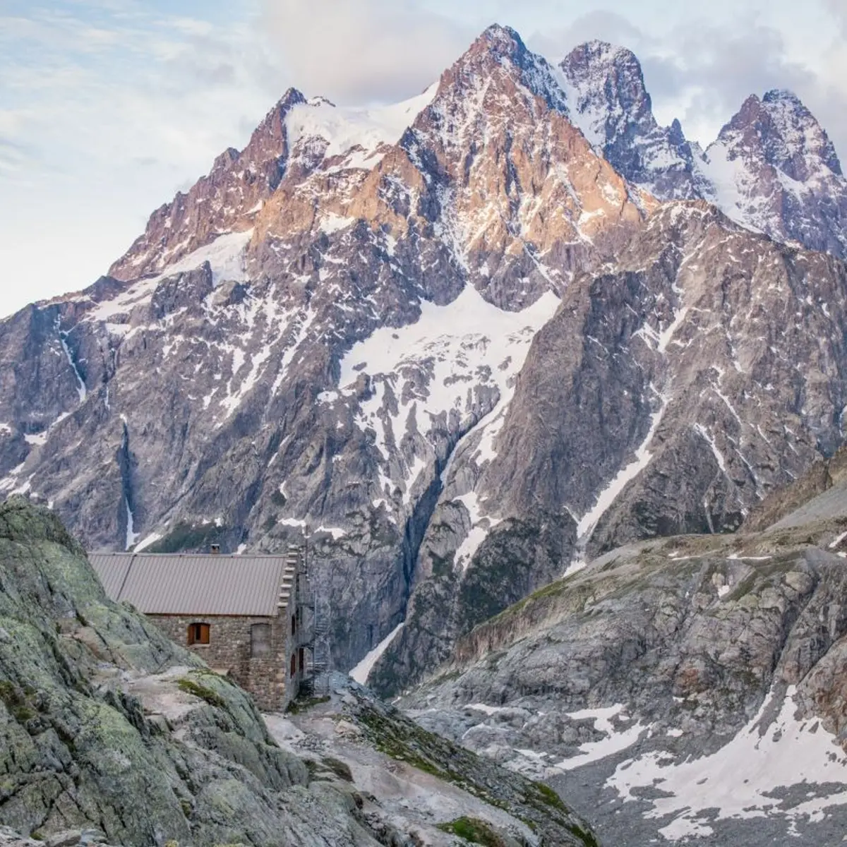 Refuge du glacier blanc et mont Pelvoux en arrière-plan