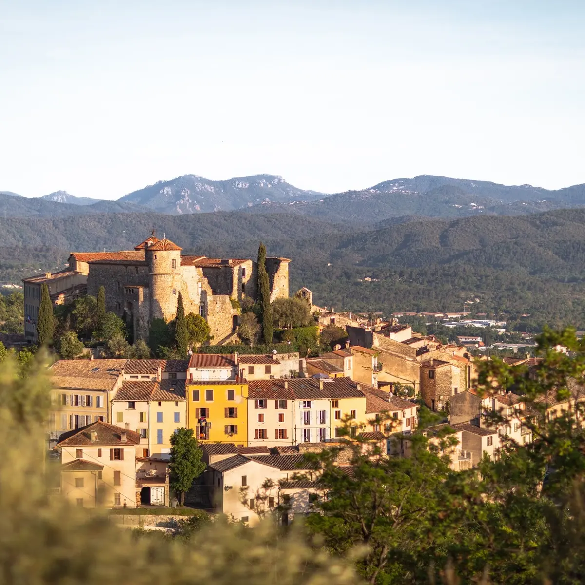Le village autour du Château des Villeneuve