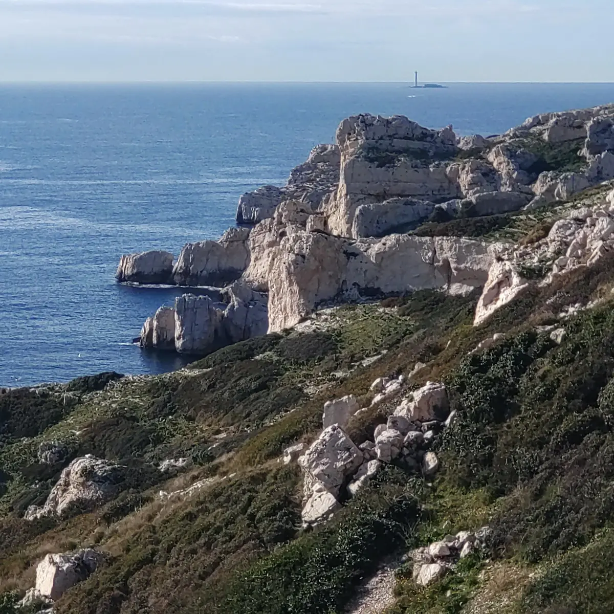 Côte découpée et vue du Planier