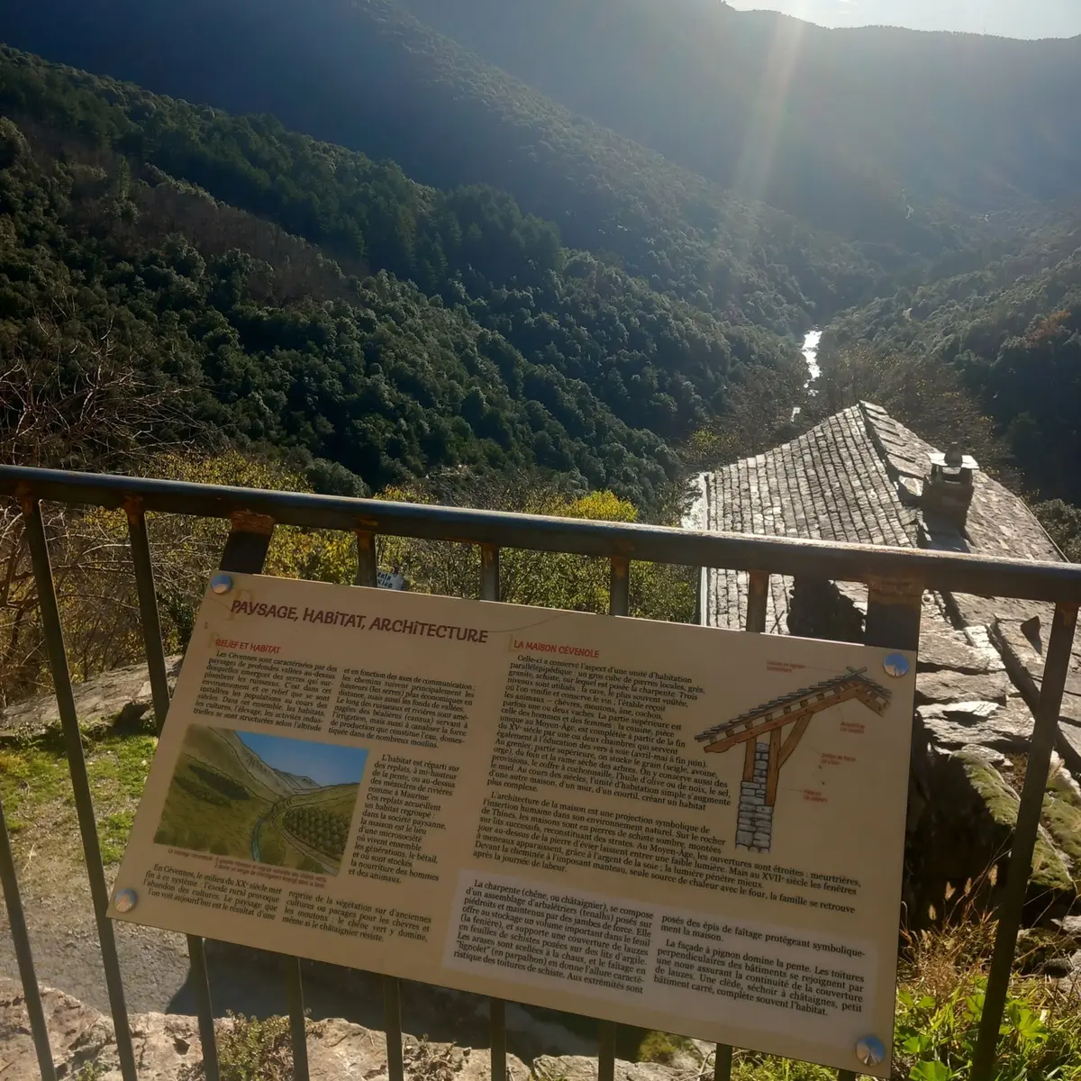 Table d'interprétation face au paysage