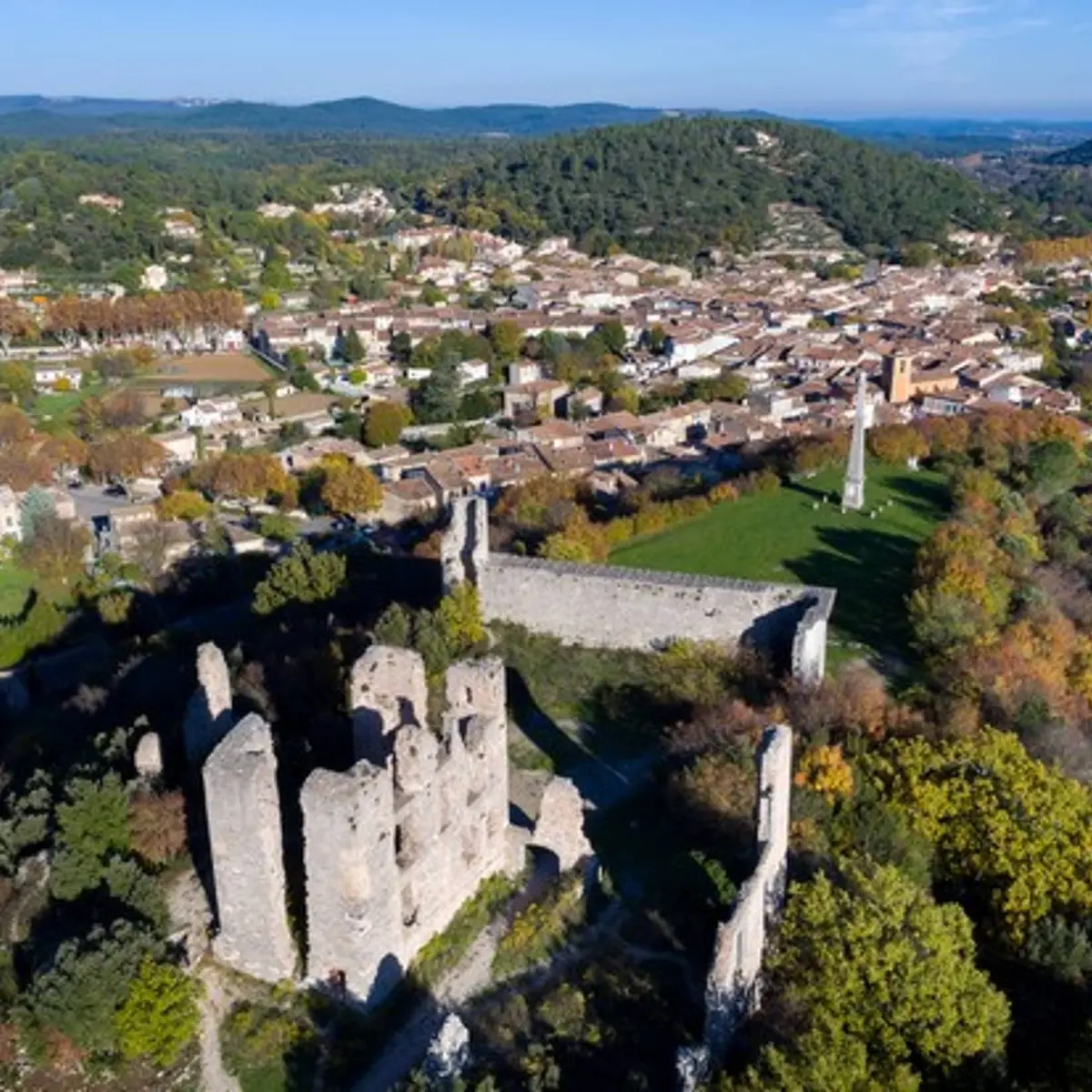 Le château de Valbelle et le village de Tourves