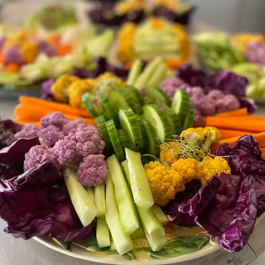 Assiette de légumes colorés préparés par Manon, Les Pensées Comestibles
