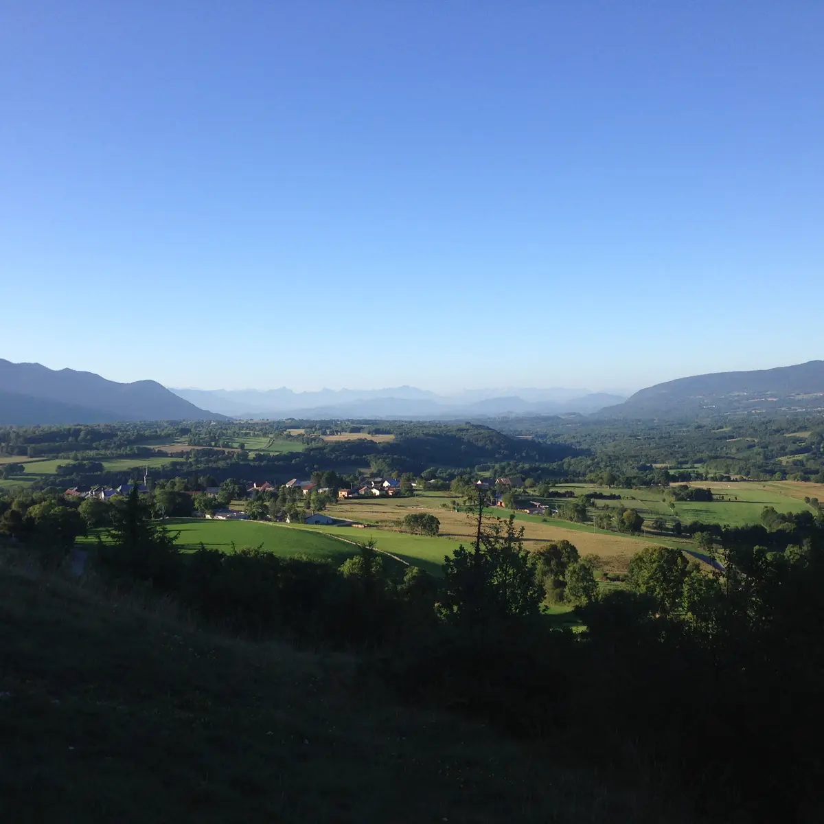 Vue sur le Valromey, le Grand Colombier, la Chartreuse et le Vercors depuis Hotonnes