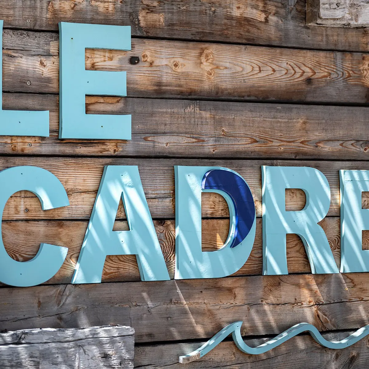 enseigne Le Cadre bleu fond bois