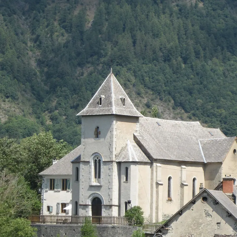 Eglise de St Jacques-en-Valgaudemar, point de départ de la balade sur le Canal des Herbeys