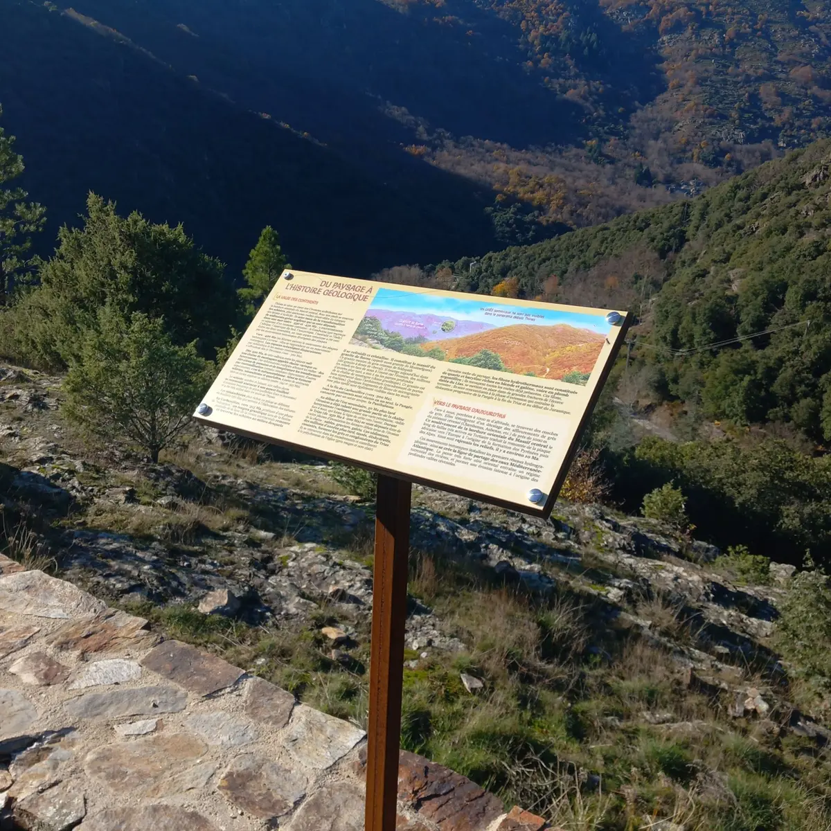Table d'interprétation face au paysage de la vallée de la Thines, parking du hameau