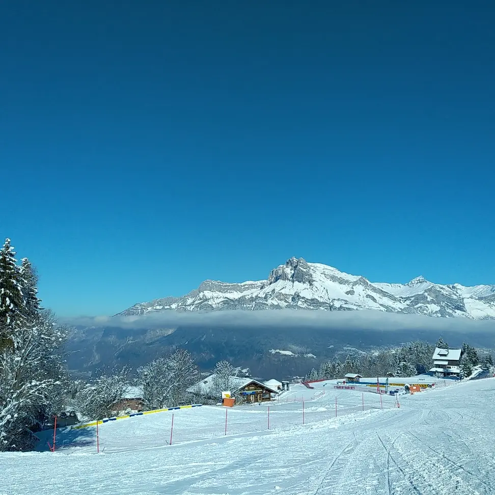 L'espace luge de la Cry à Combloux est située à proximité des pistes de ski alpin face au Fiz; sous le soleil