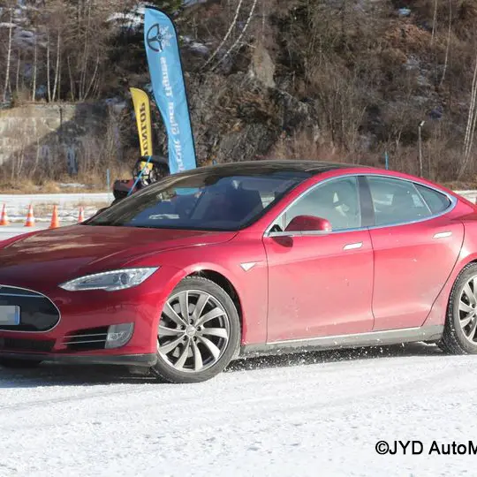 Automaitrise.com Véhicule électrique sur circuit de glace_Automaitrise.com_Val d'Isère
