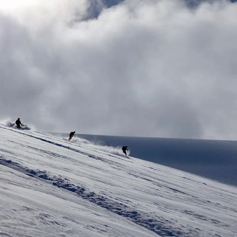 Snowlegend guide avec clients sur le glacier