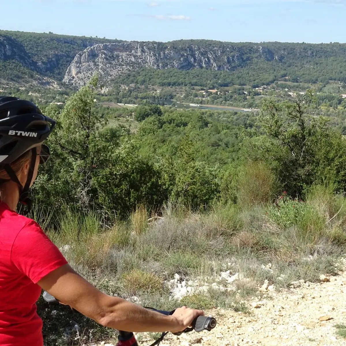 Vttiste avec vue sur le lac de Montmeyan et ses collines environnantes