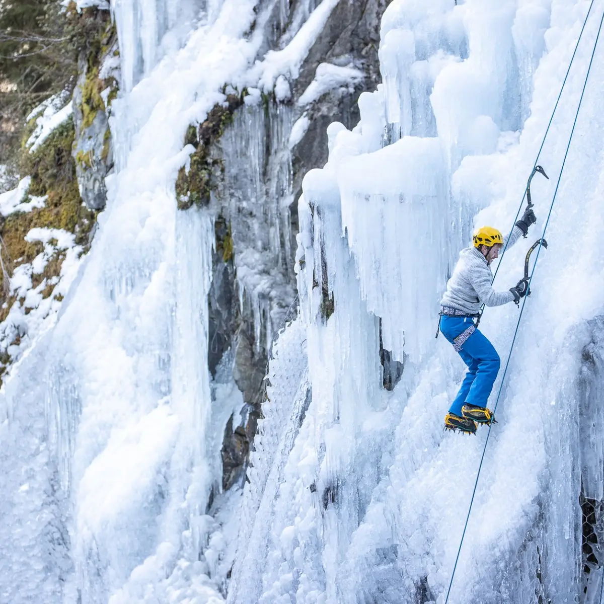 Personne qui monte la cascade de glace