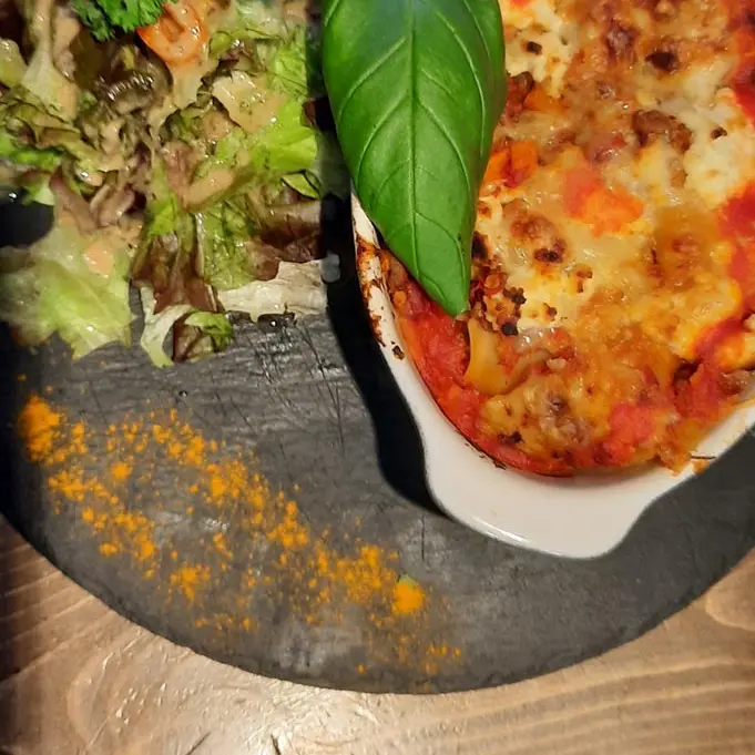 Plat de lasagnes avec basilic et légumes