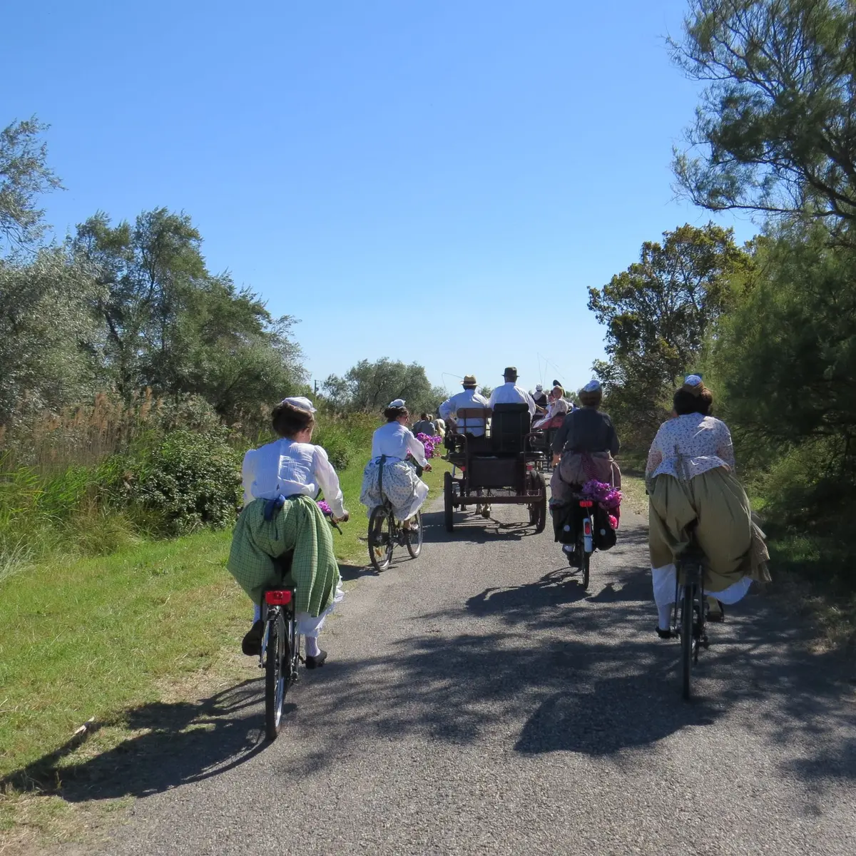 Arlésiennes à vélo lors de l'abrivado des Bernacles, chemin de Palun Longue