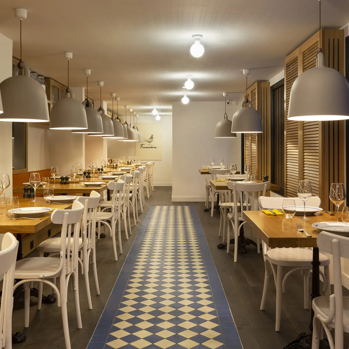 Intérieur de la salle de restauration avec vue sur la station sur la droite