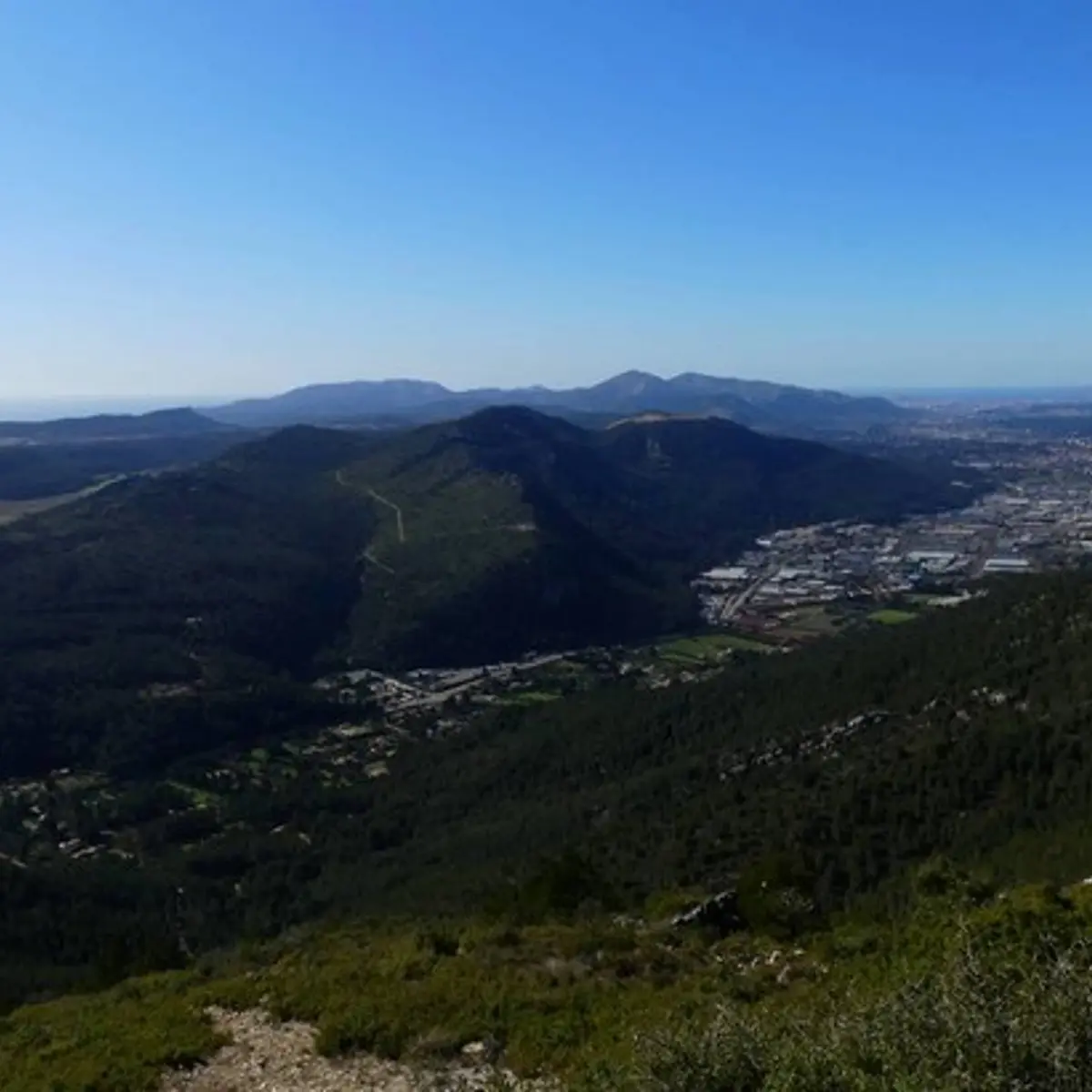 La vue vers la mer depuis le mont Cruvelier