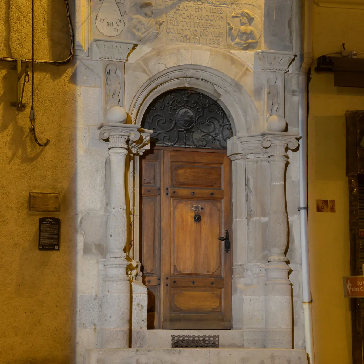 Porte de la Devise - nuit