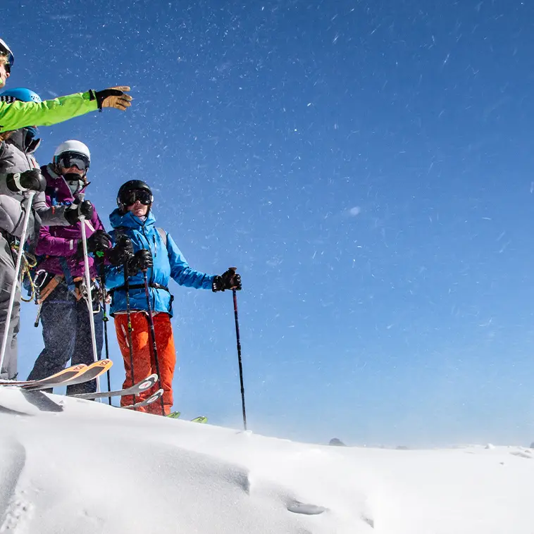 Skieurs au départ de leur descente
