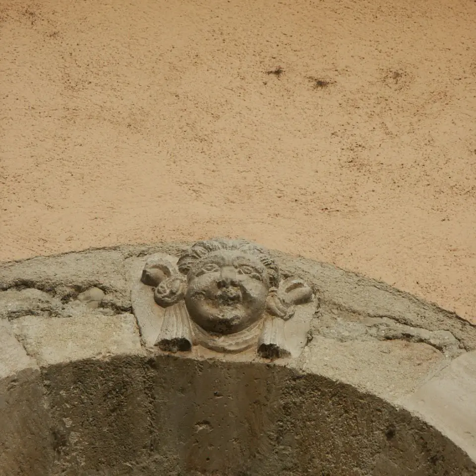 Mascaron à l'église Notre Dame du Thor