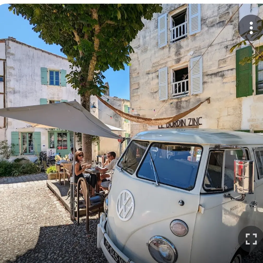 Terrasse extérieure et van