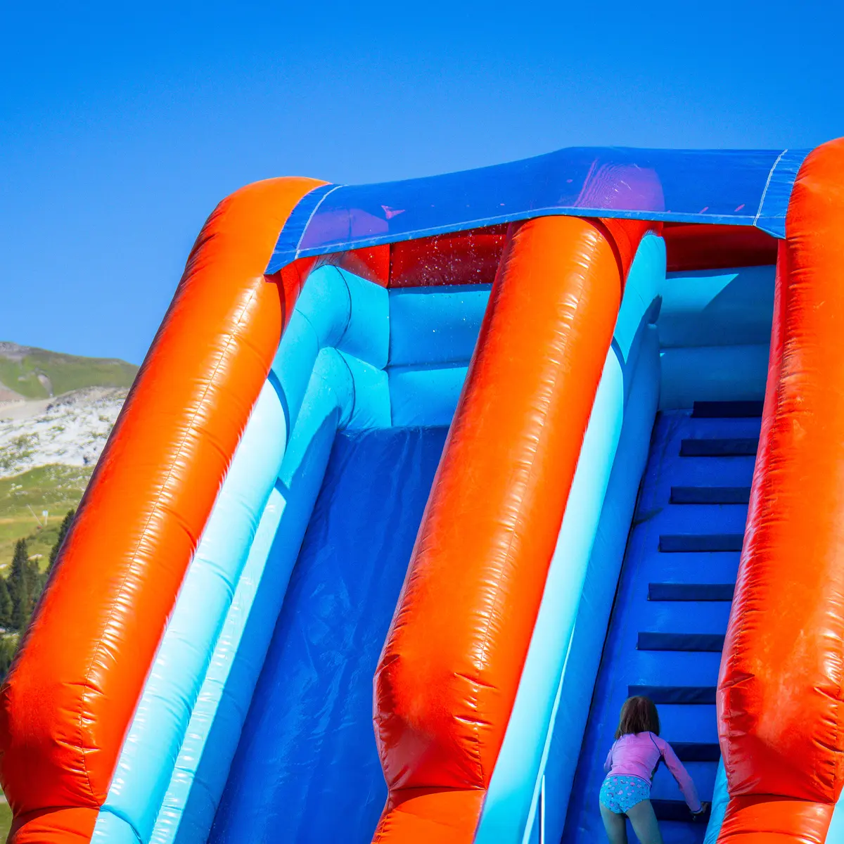 Vue du sommet de la structure avec ses escaliers (à droite) et son toboggan (à gauche)