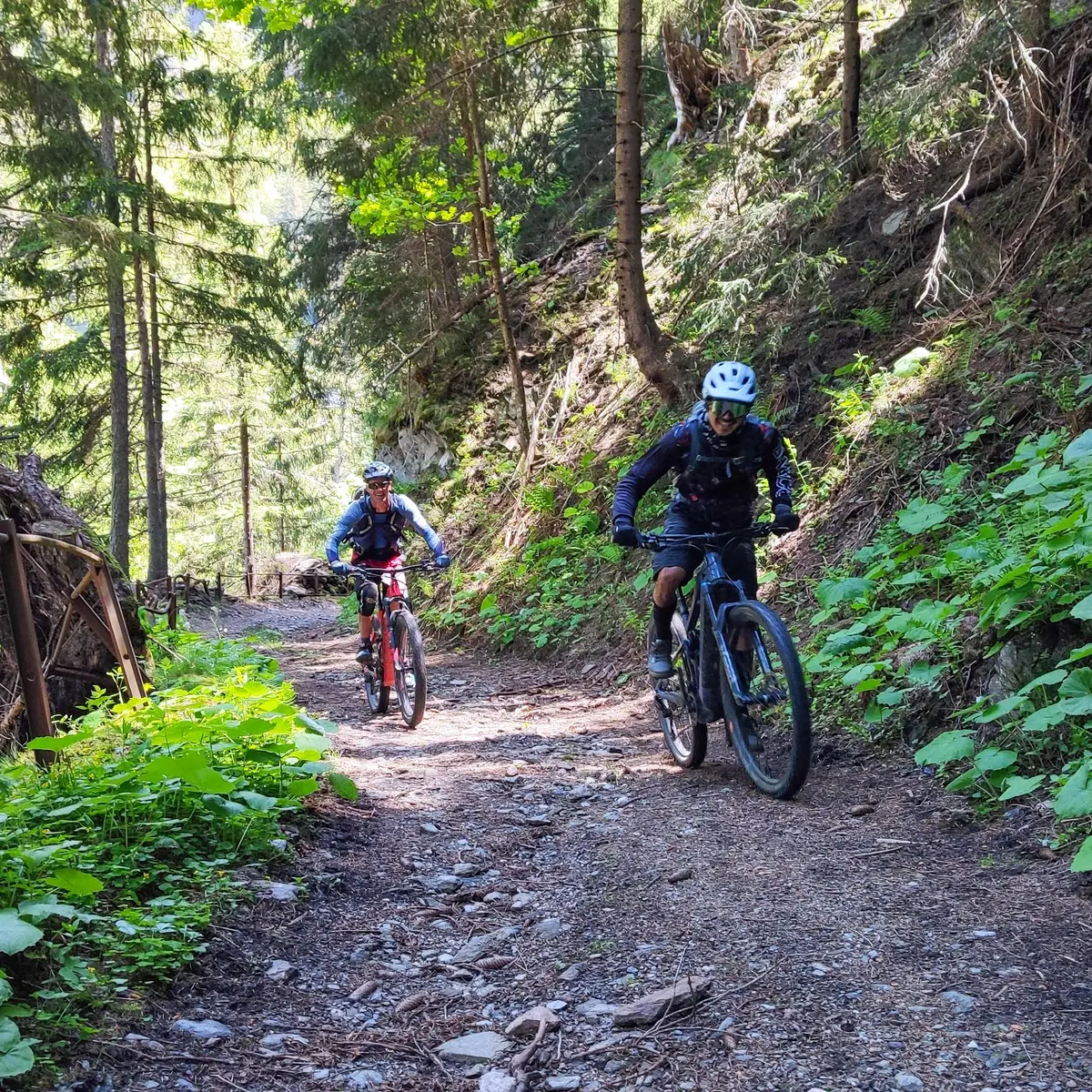 Excursion en VTTAE / E-Bike à Val d'Isère en été avec l'école de VTT Evolution 2