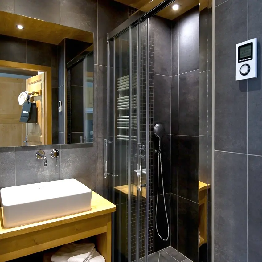 Salle de bain avec douche/Bathroom with a shower-Danay n°33-Le Grand-Bornand