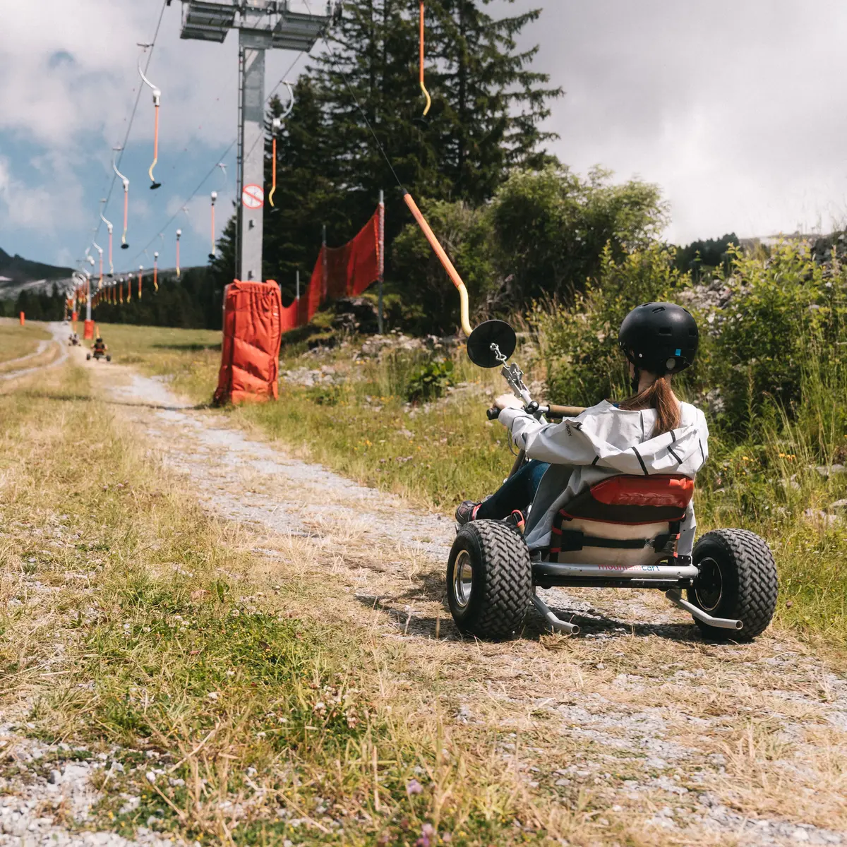 Un kart remonté à l’aide d’un téléski