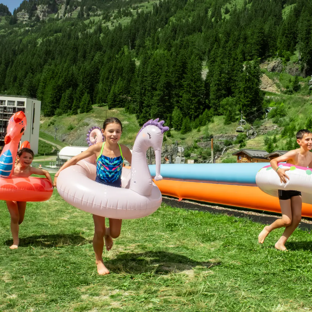 Enfants remontant la pentaglisse à pied
