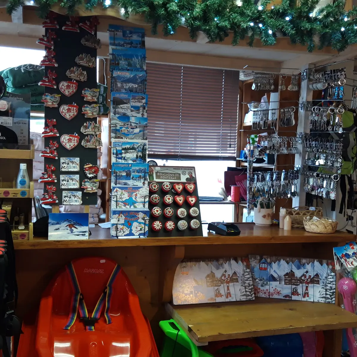 Comptoir avec souvenirs, magnets, porte-clés, masques de ski