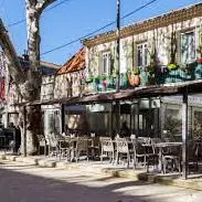 Juste devant le terrain de boule les jours de grand match