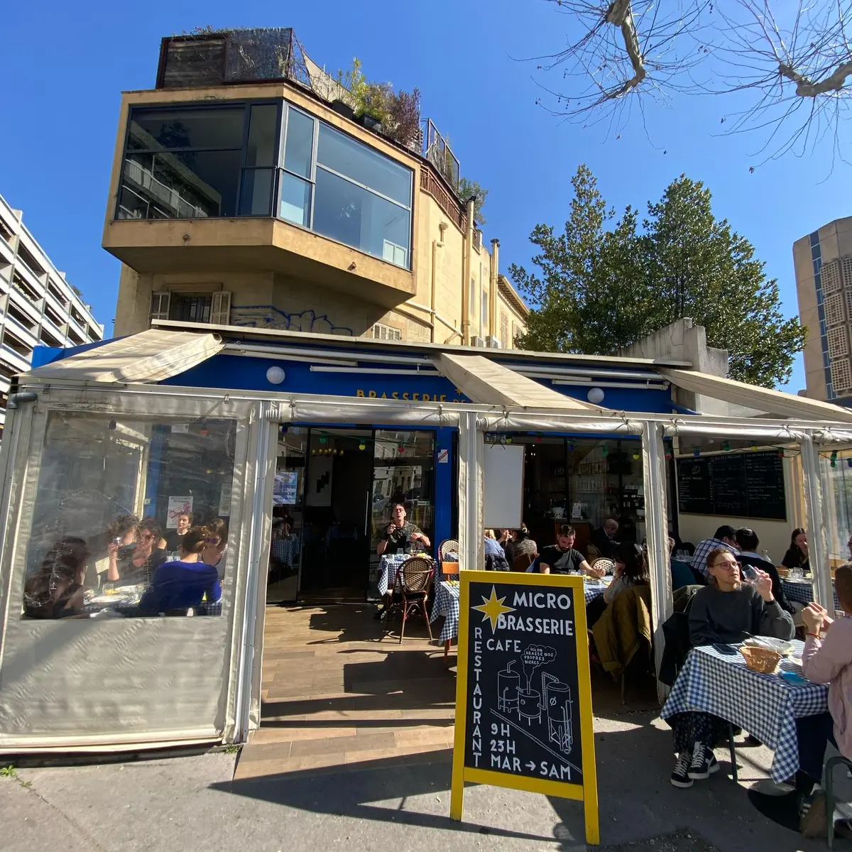 terrasse extérieur ensoleillé