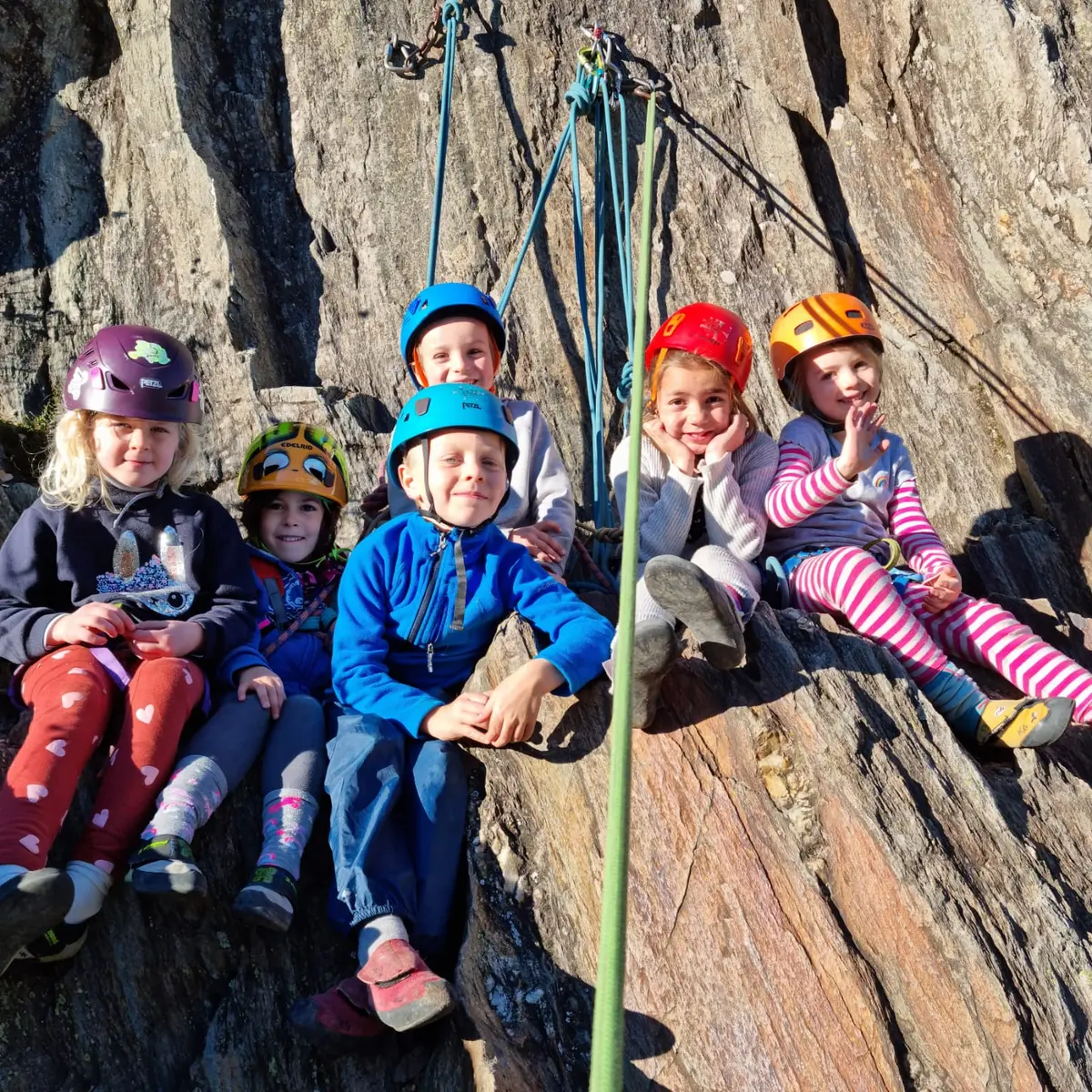 des petits grimpeurs heureux