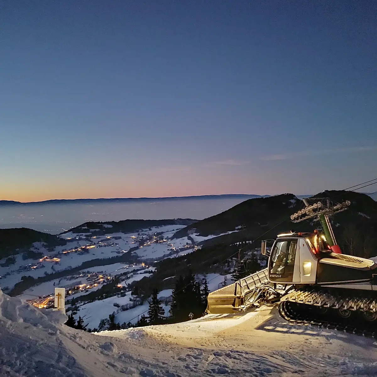 Vue hiver Dameuse de nuit au sommet des Crêtes avec vue sur Habère-Poche