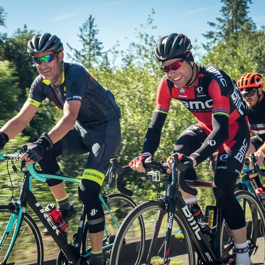 groupe de cyclistes dans le col du Ballon