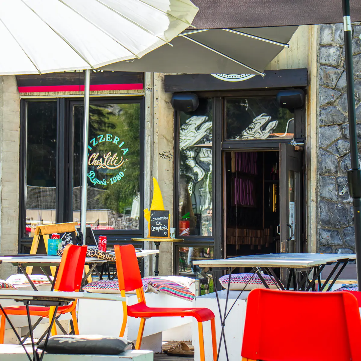 Front of the restaurant with its outdoor terrace