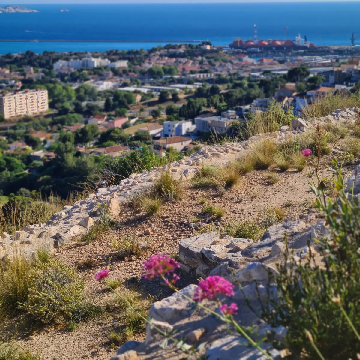 murs en pierres seches et vue