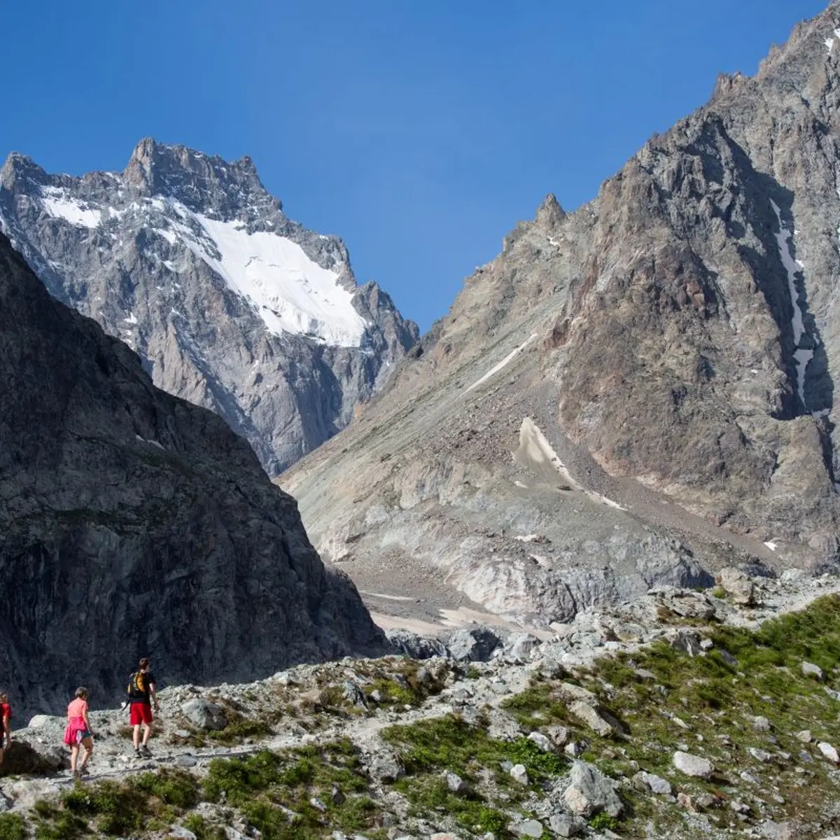 Randonneurs sur le sentier du Glacier Noir