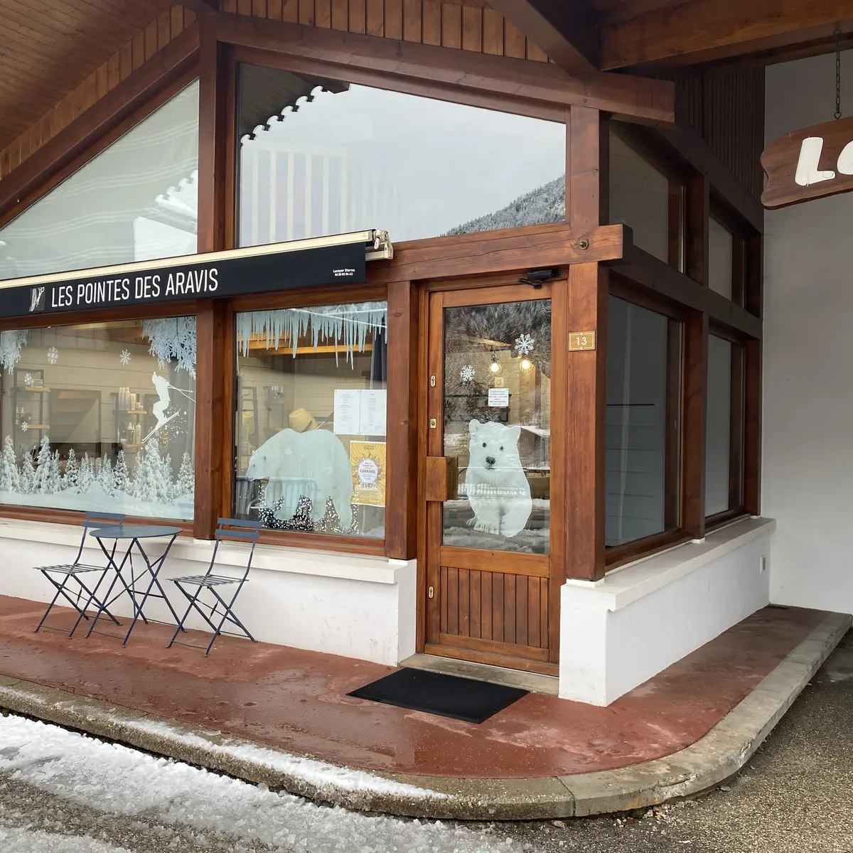 photo de la devanture du salon de coiffure