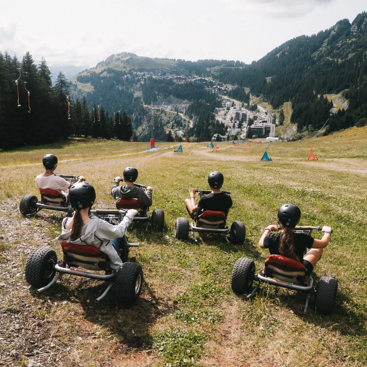 Groupe d'amis au sommet de la descente de Mountain Kart