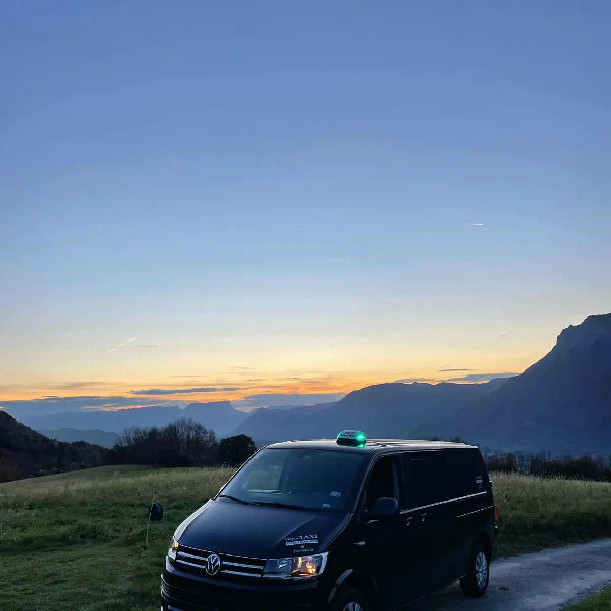 Vehicule couché de soleil Vona Taxi_Val d'Isère