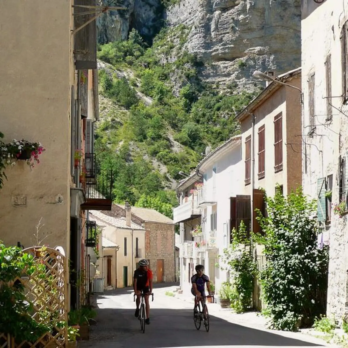 Nombreux hameaux et villages en chemin