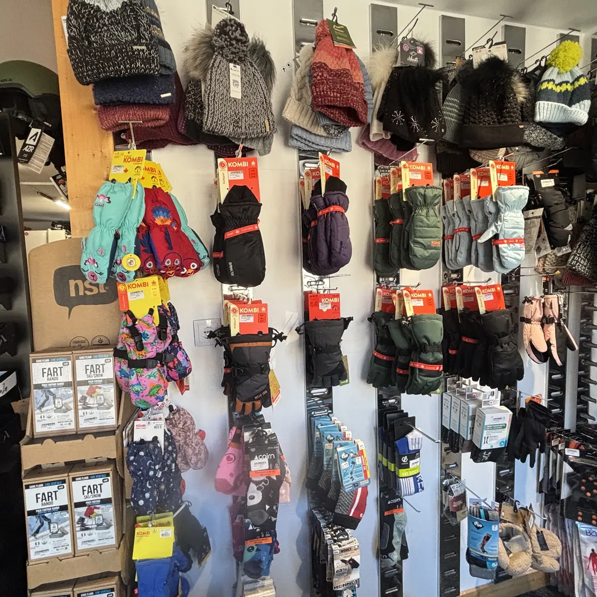 Présentoir de gants, bonnets et accessoires