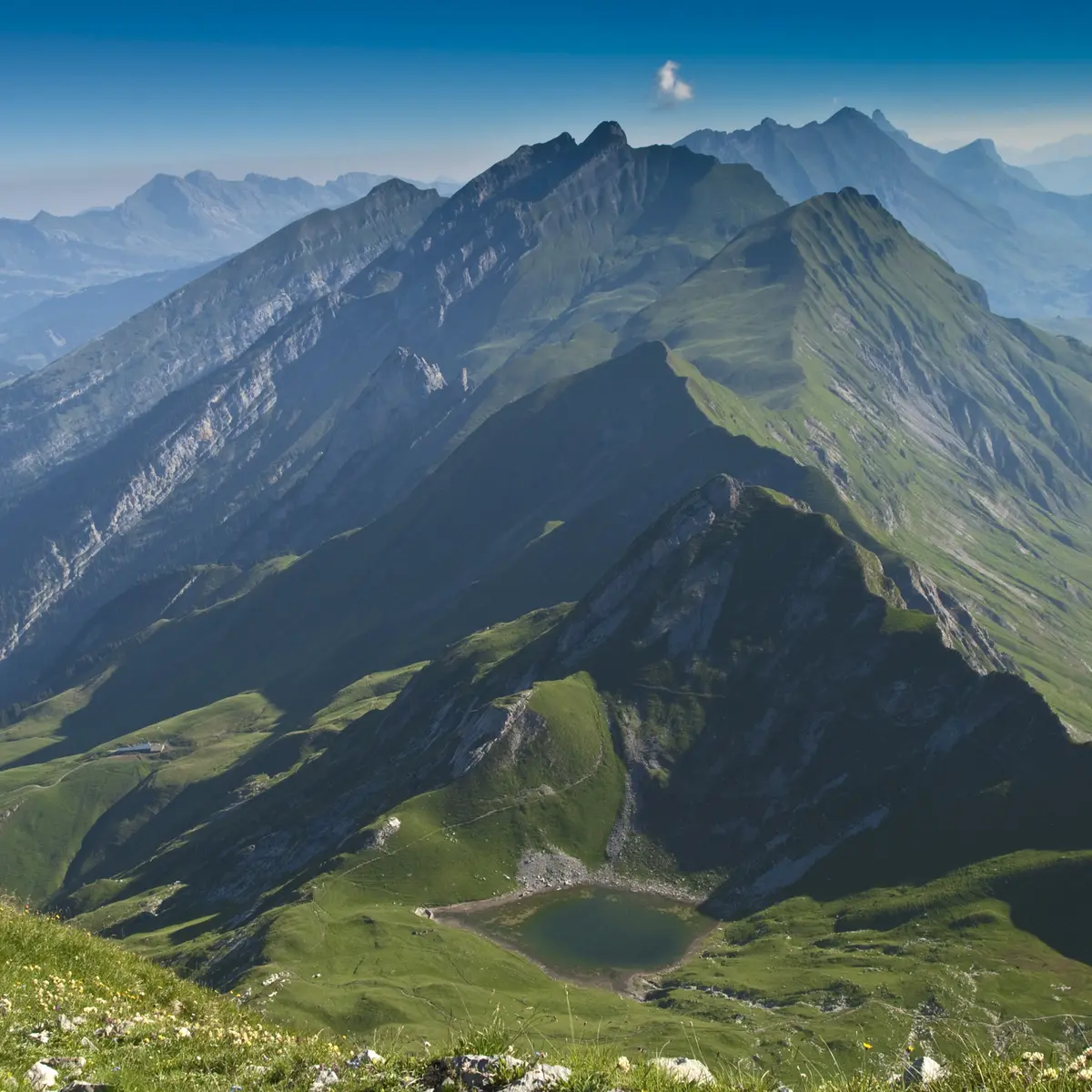Vue sur le lac depuis le Mont Charvin