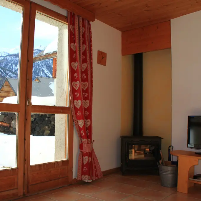 Un poele à bois apporte un joli confort à ce salon